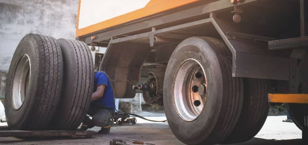 Grúa industrial con llantas de equipo pesado