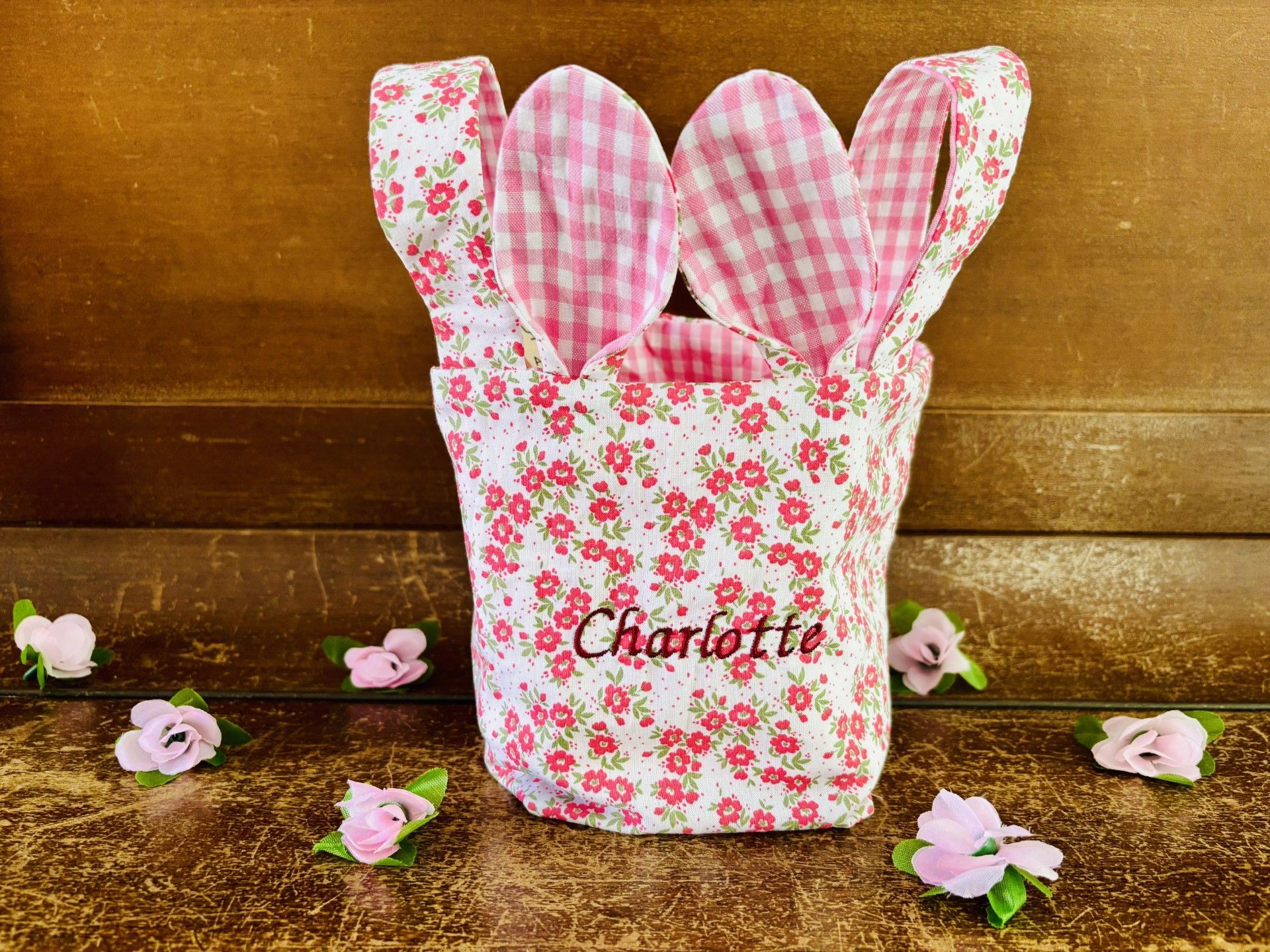 Rode paasmand met tekst Charlotte erop