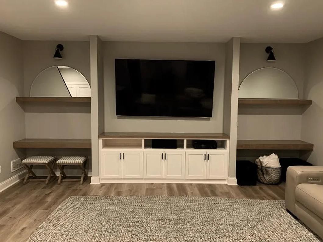 A living room with a flat screen tv on the wall.