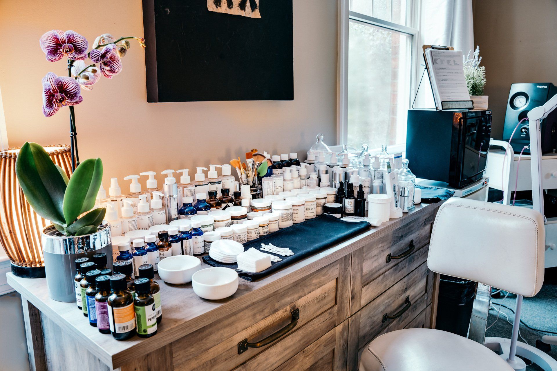 Rhonda Allison products are used in all my facials here in Mount Pleasant and can be purchased under SHOP on the Home Screen. Rhonda Allison products are used in alll my facials here in Mount Pleasant. From antiaging products, ance products, rosacea and sensitive skin products, pigmentation issues, eye care and sunscreens. 
