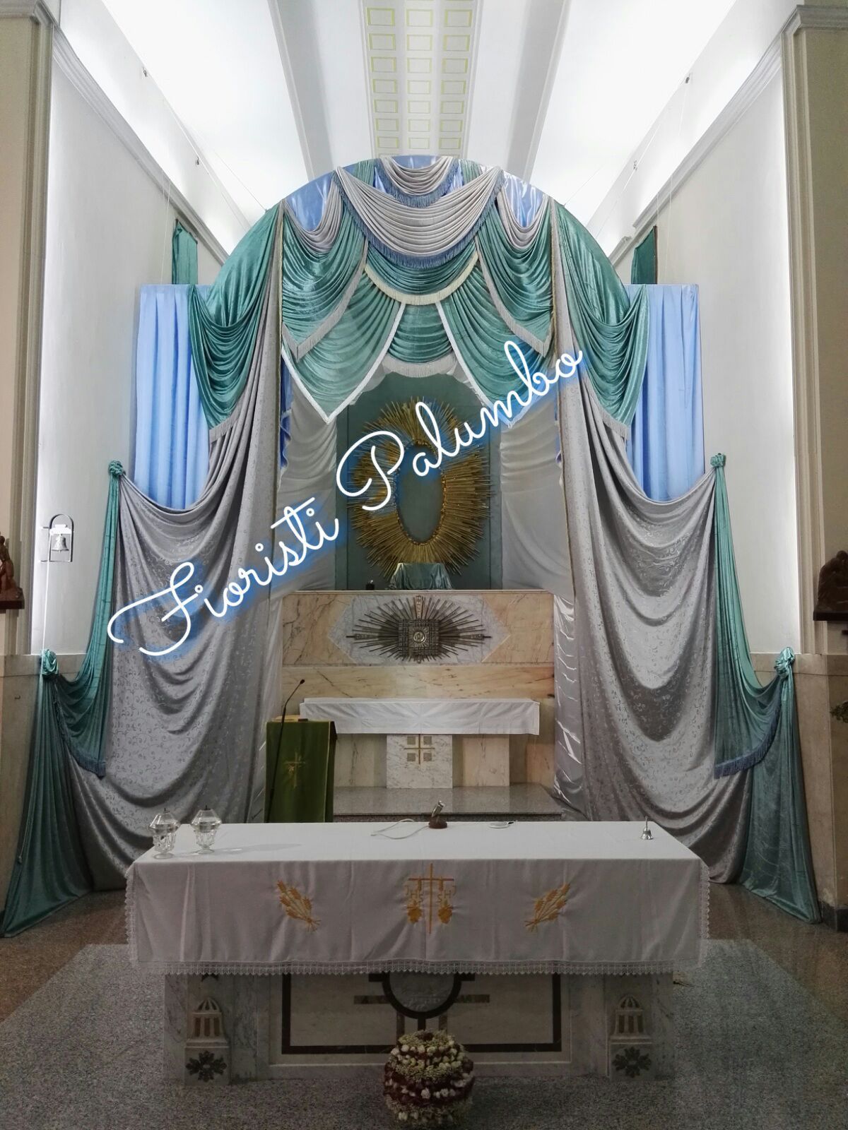 tendaggi altare di chiesa