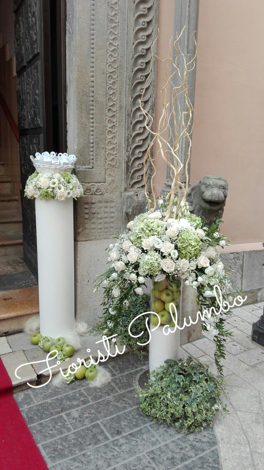 vasi di fiori all'ingresso