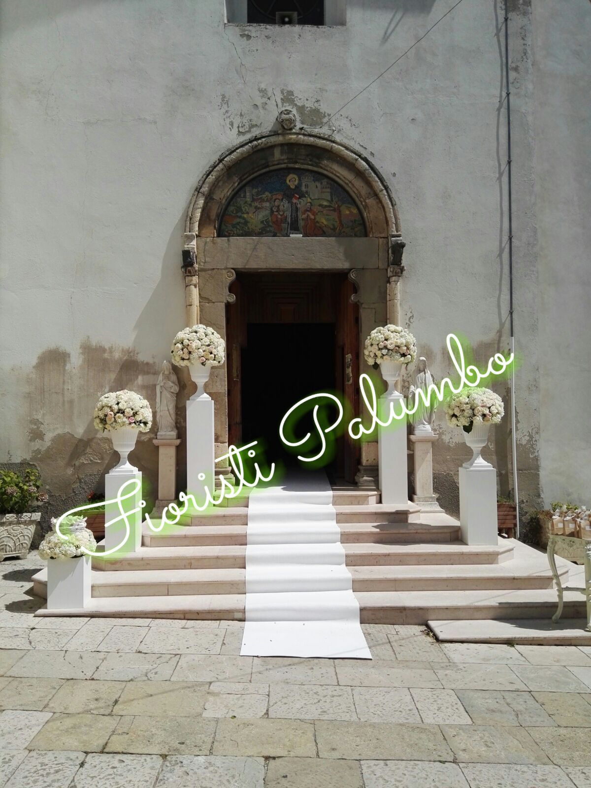ingresso chiesa con giori