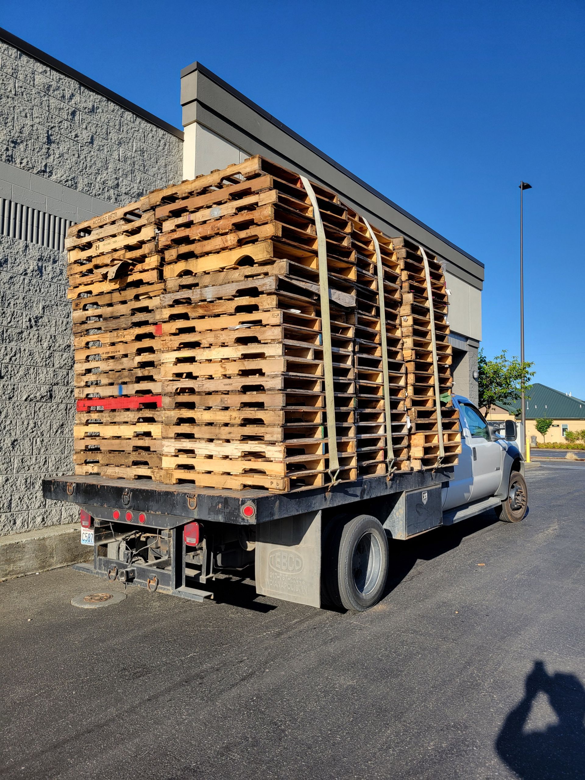 Reasons Local Businesses Choose Used Pallets