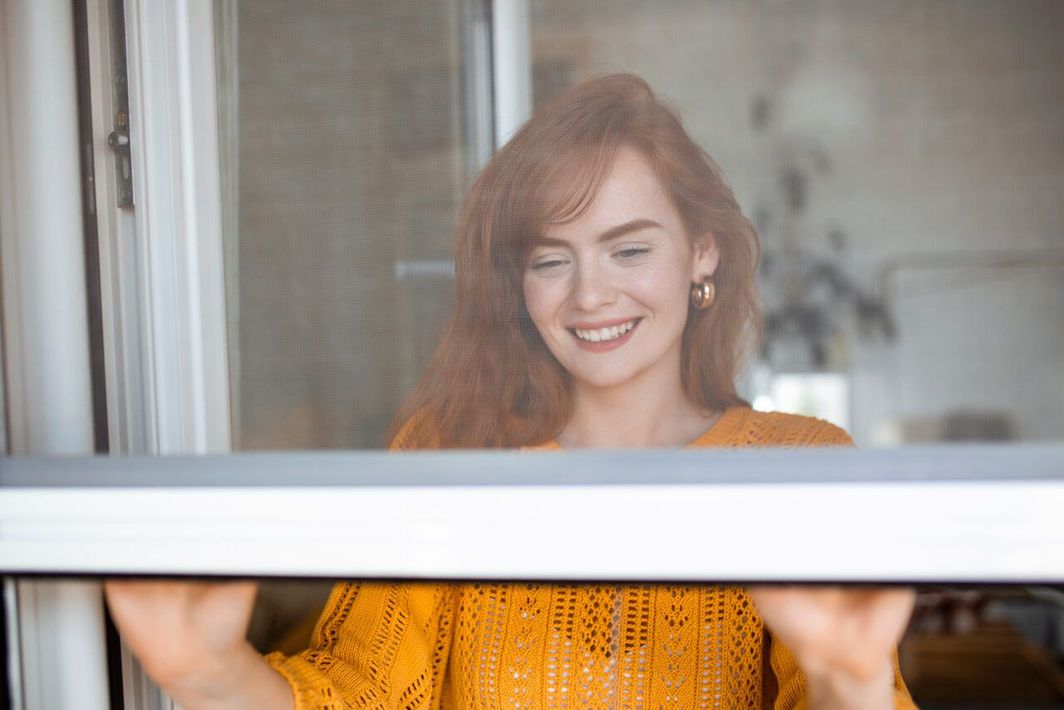 un uomo taglia un ramo di un albero con un paio di forbici