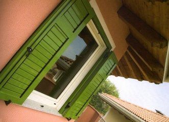 finestra con persiane verdi