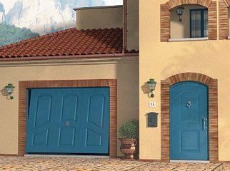 casa con portone e garage azzurro