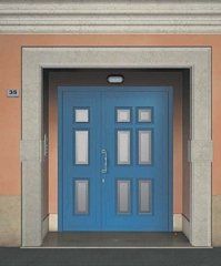 porta azzurra con vetro