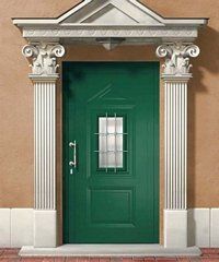porta da esterno verde con a fianco due colonne