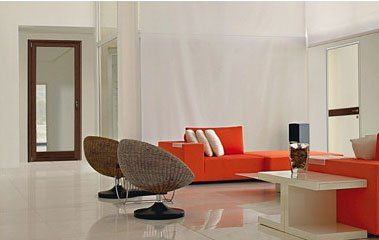 un salotto moderno con due poltrone rotonde in paglia e dei divani rossi