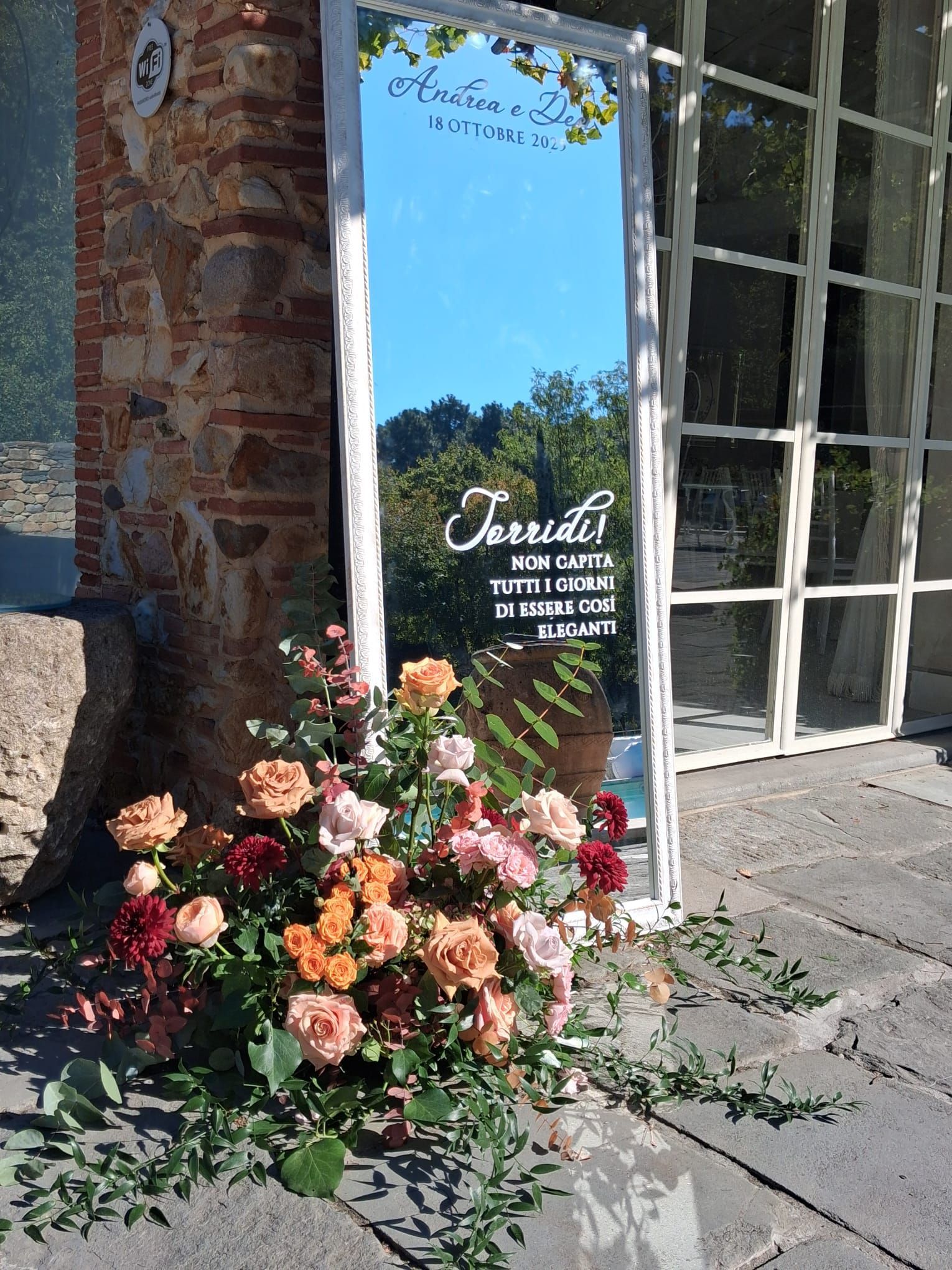 Un sentiero in pietra conduce all'ingresso dell'edificio, fiancheggiato da erba, lanterne e alberi topiari nelle giornate di sole.
