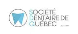Logo de la Société Dentaire de Québec, une icône de dent turquoise dans un cercle gris, avec du texte en noir.