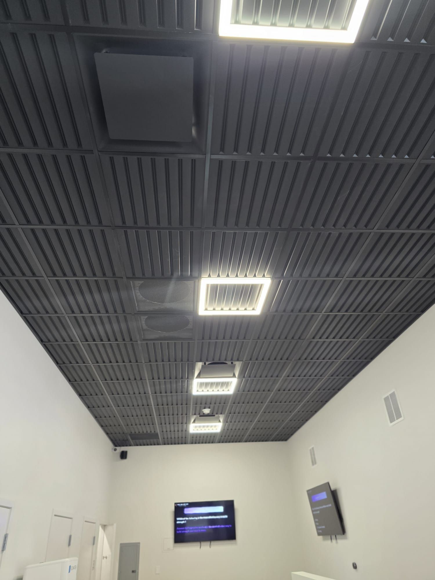 Interior view of the ceiling lights in The Smart Fit Method