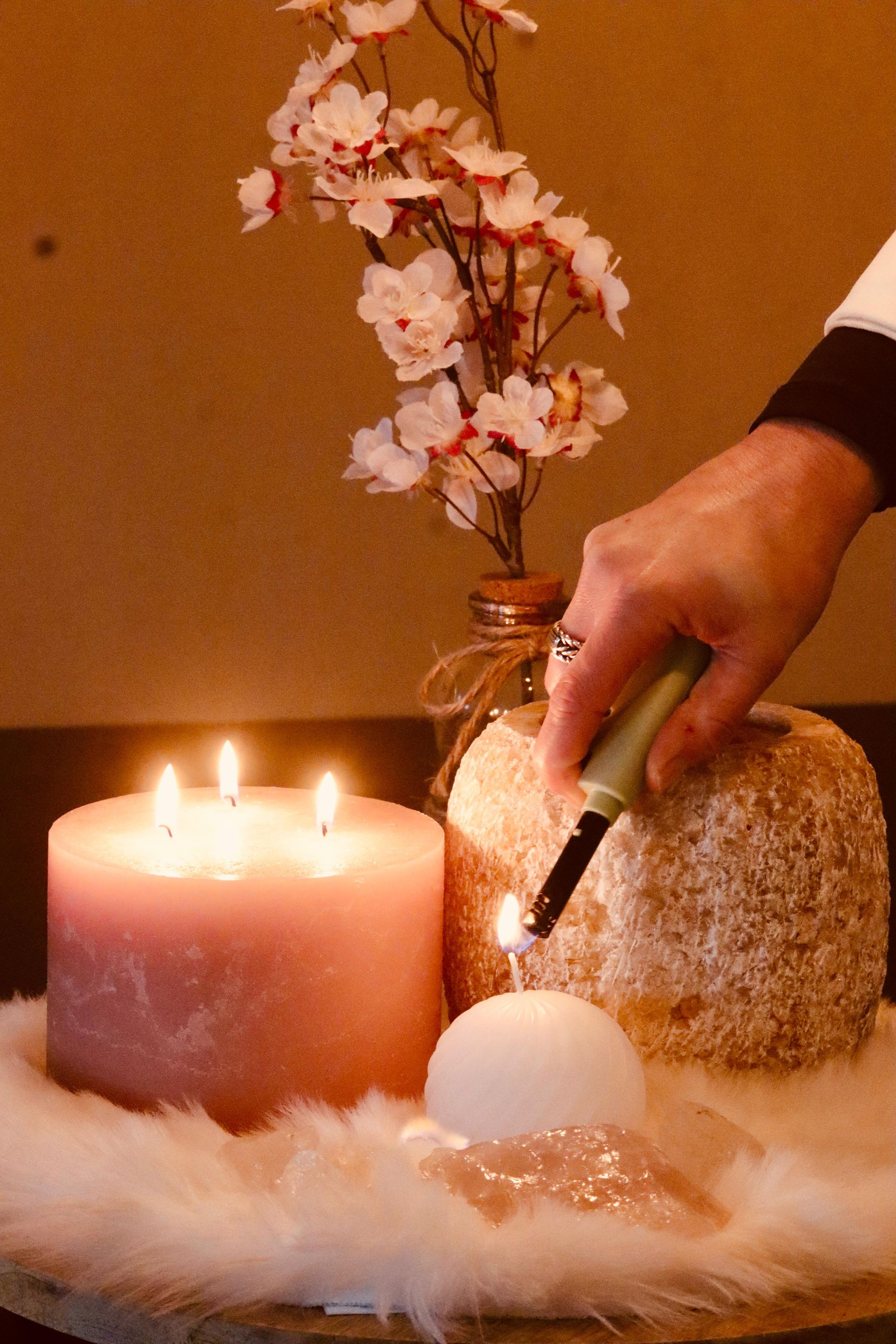 Een vrouw in een crèmekleurige jas opent een houten deur en loopt naar buiten, het stenen terras op.