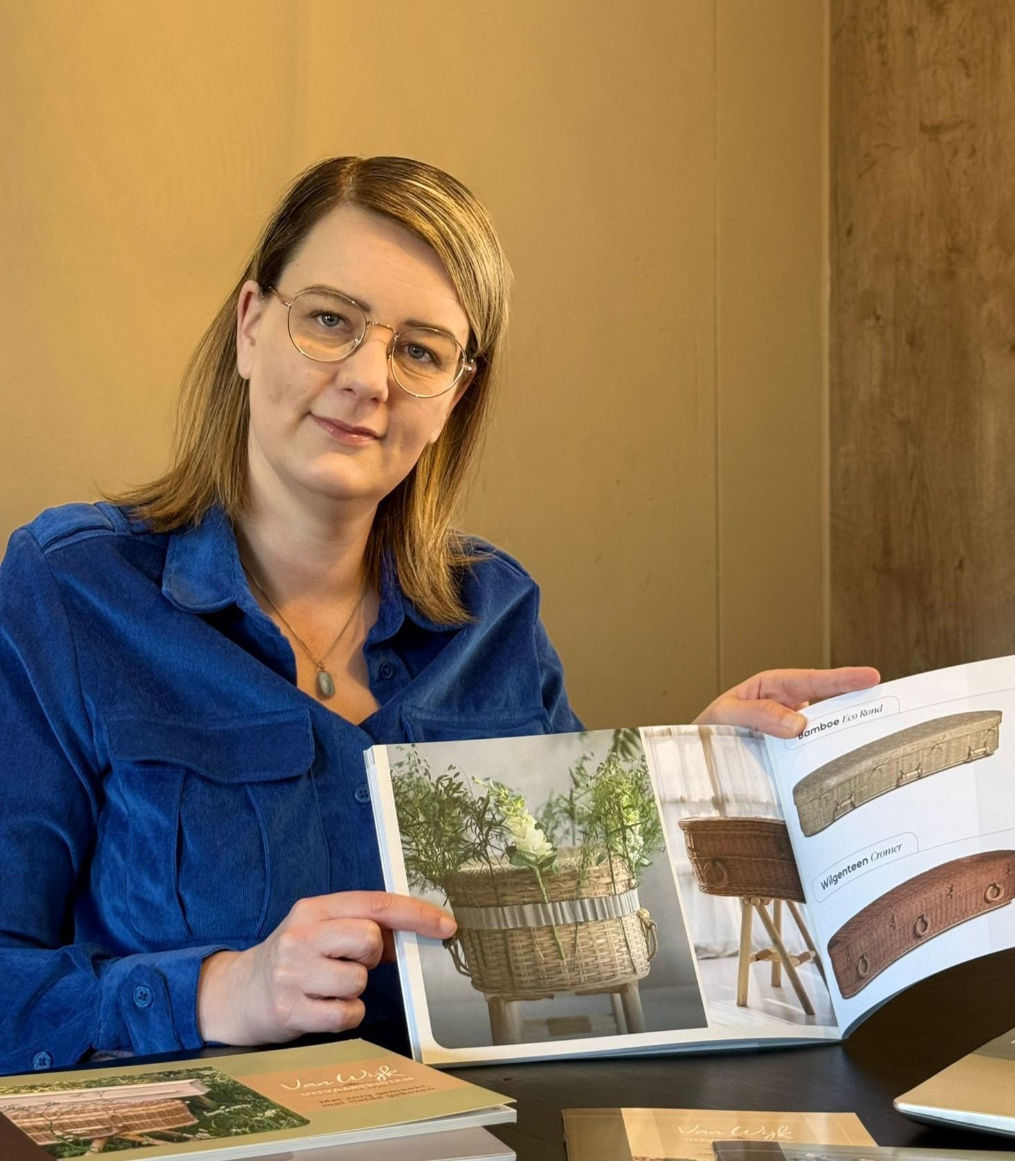 Stapel stenen met een roze bloem, gouden munten en de woorden 