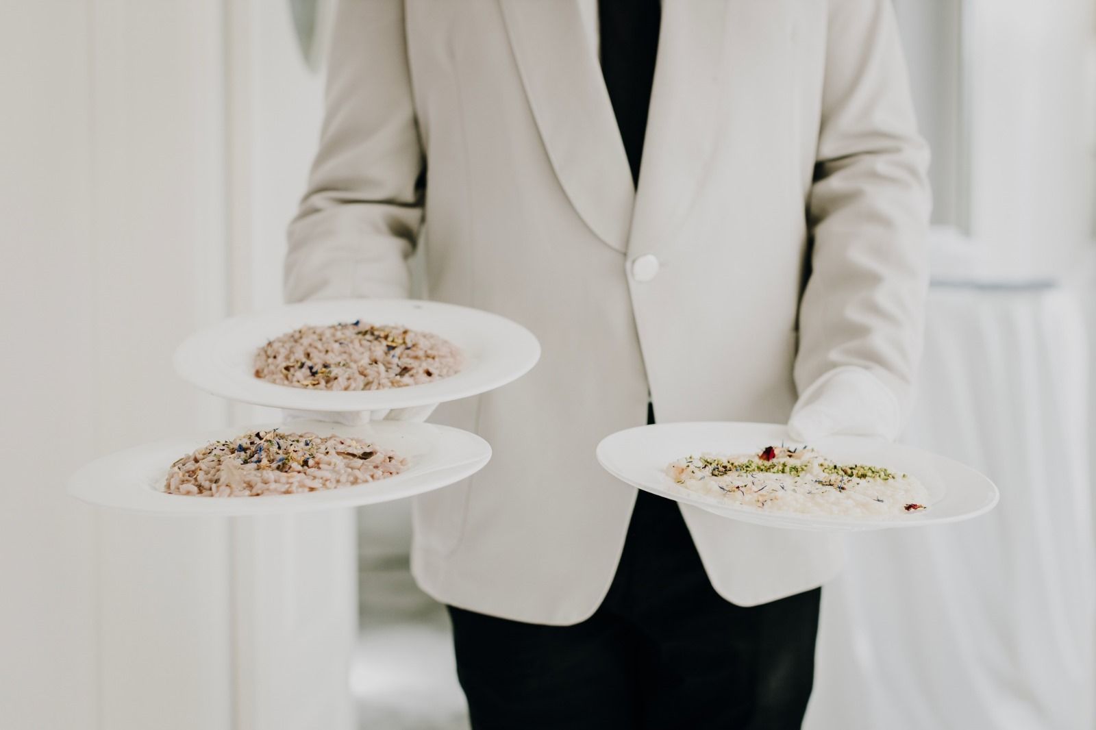 un uomo che indossa una maschera sta versando champagne in un secchiello pieno di ghiaccio.