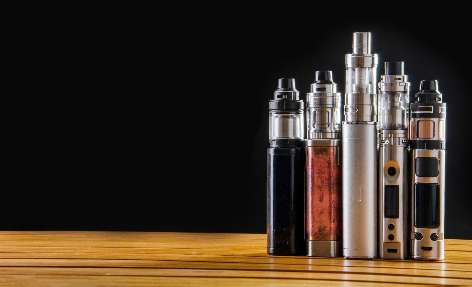 Patio coperto con posti a sedere, che conduce all'ingresso con porte di sicurezza in metallo; zerbino di benvenuto.