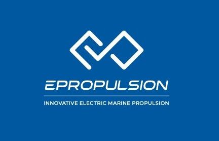 Het logo voor epropulsion innovatieve elektrische scheepsvoortstuwing staat op een blauwe achtergrond.