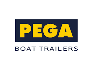 Het logo voor Pega boottrailers is blauw en geel.
