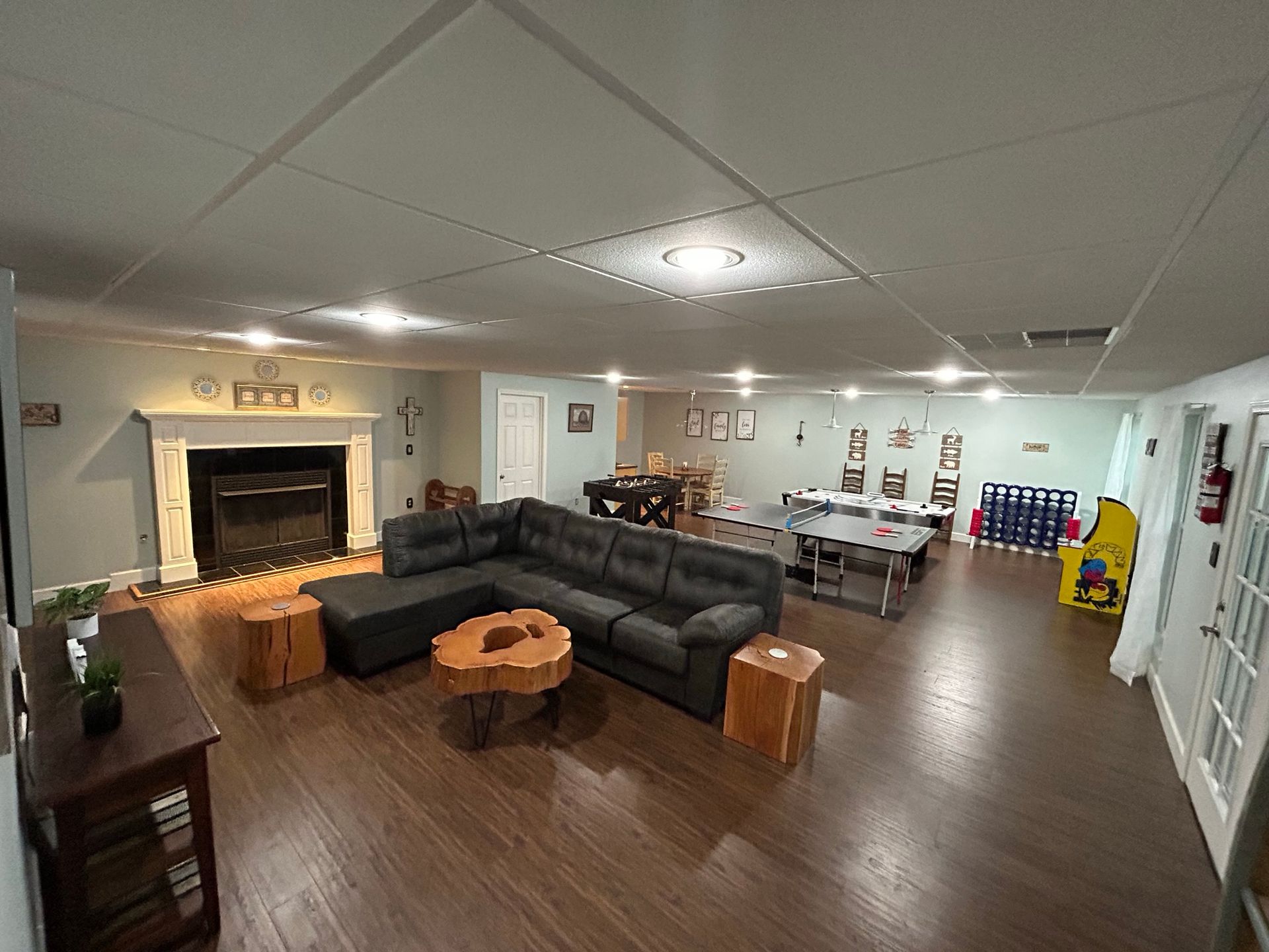 A living room filled with furniture and a fireplace.