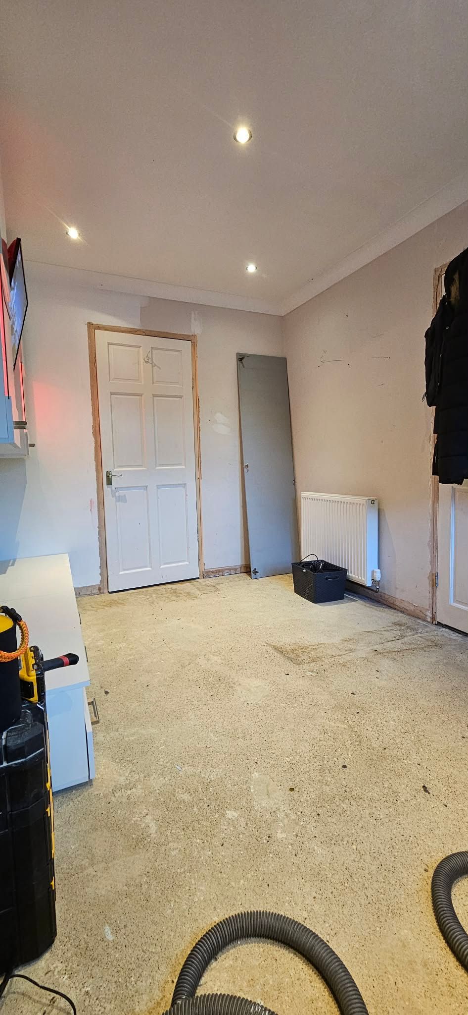 red and black gaming room, black and red gaming room, gaming, modern bedroom, gaming bedroom, amazing bedroom ideas, gaming bedroom ideas, gaming bedroom, gamer bedroom, gamer room, 