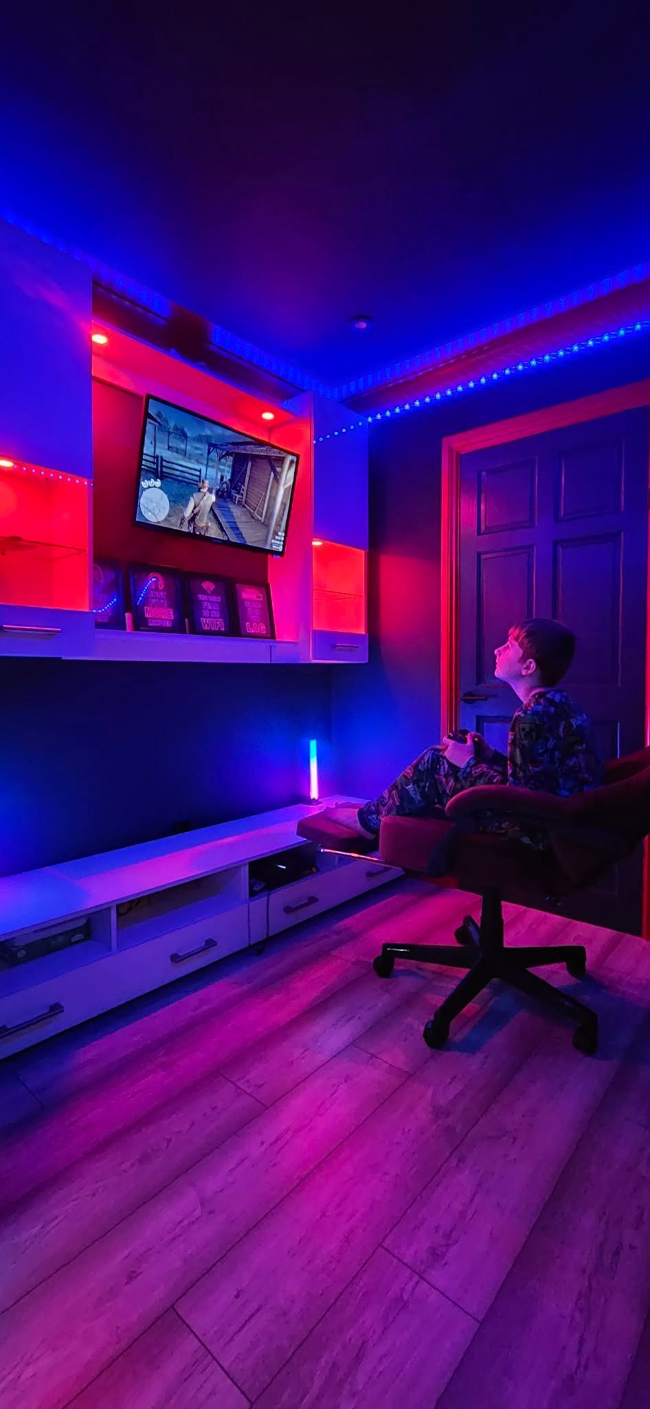 red and black gaming room, black and red gaming room, gaming, modern bedroom, gaming bedroom, amazing bedroom ideas, gaming bedroom ideas, gaming bedroom, gamer bedroom, gamer room, 