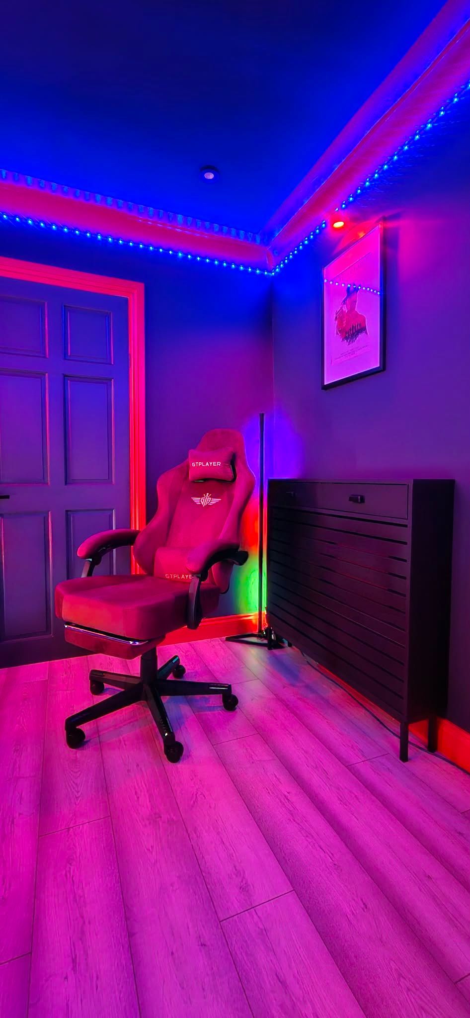 red and black gaming room, black and red gaming room, gaming, modern bedroom, gaming bedroom, amazing bedroom ideas, gaming bedroom ideas, gaming bedroom, gamer bedroom, gamer room, 