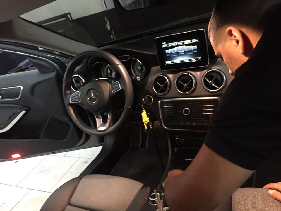 solicite a execução do serviço em casa, instalação de acessórios automotivos e central multimídia