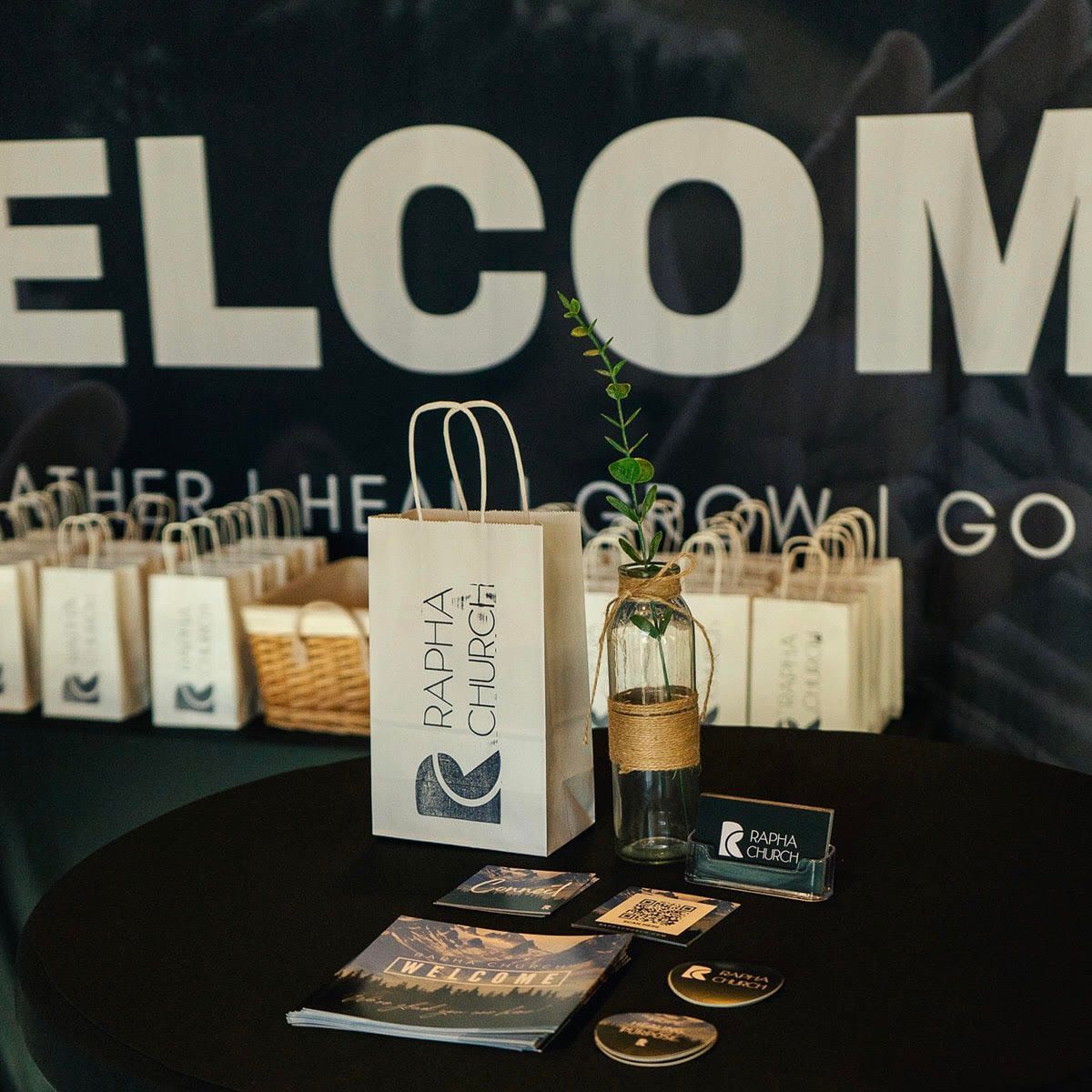 A table with a sign that says elcom on it