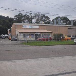 A large building with a lot of cars parked in front of it.