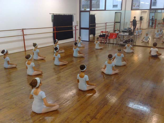 ragazzi seduti durante lezione di danza