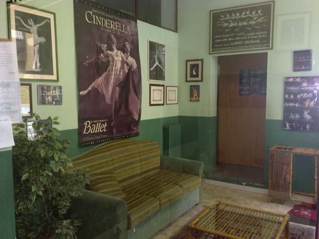 sala con divano e quadri appesi al muro