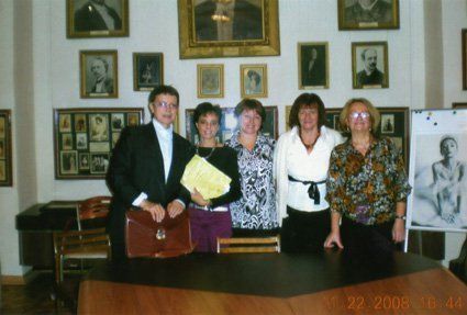 foto di persone in una sala