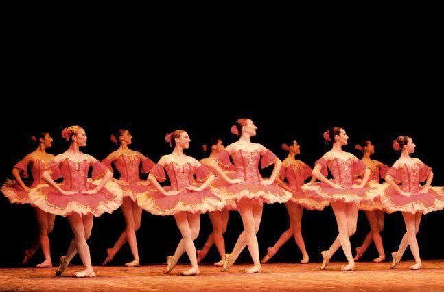 ballerine in posa durante uno spettacolo di danza