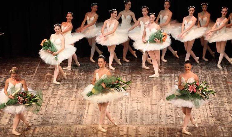ballerine con mazzi di fiori