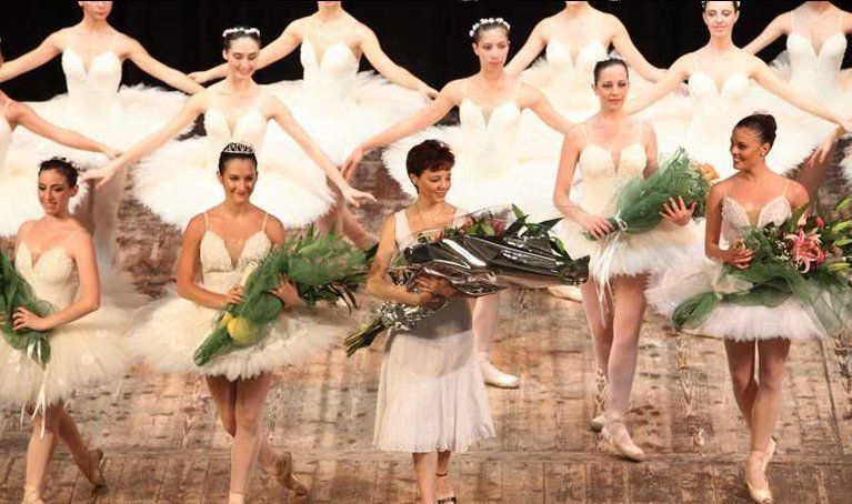 chiusura con ringraziamenti di uno spettacolo di ballo