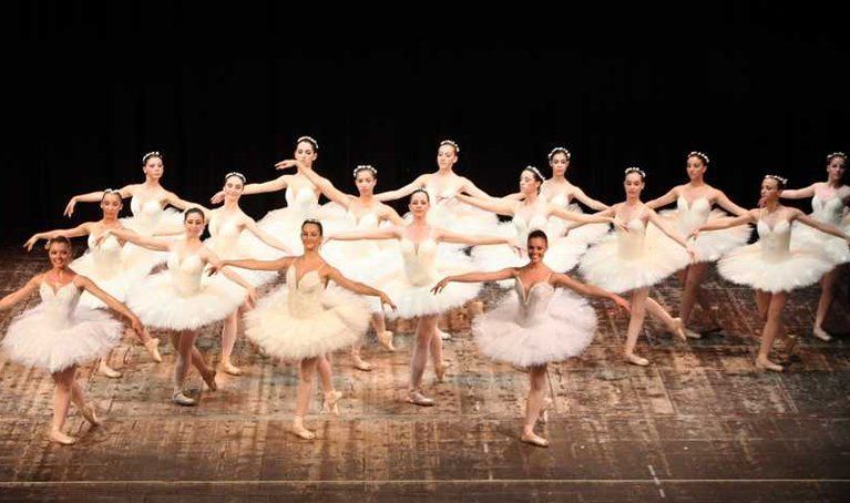 vari ballerini durante uno spettacolo