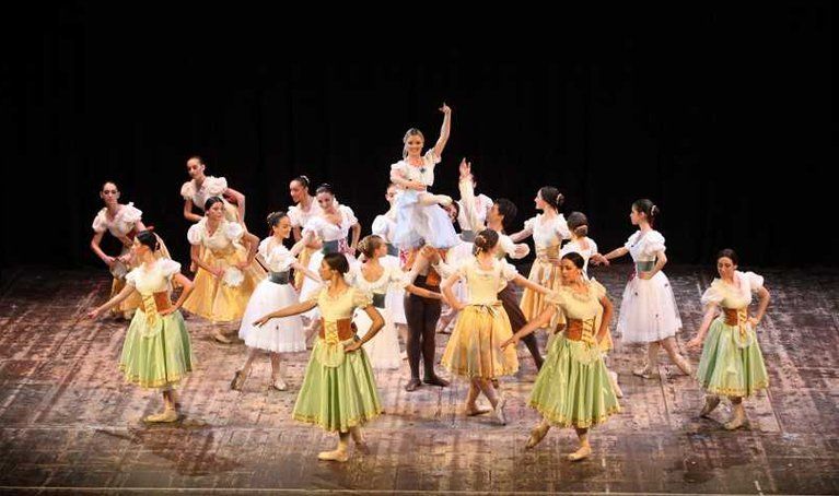 vari ballerini durante uno spettacolo