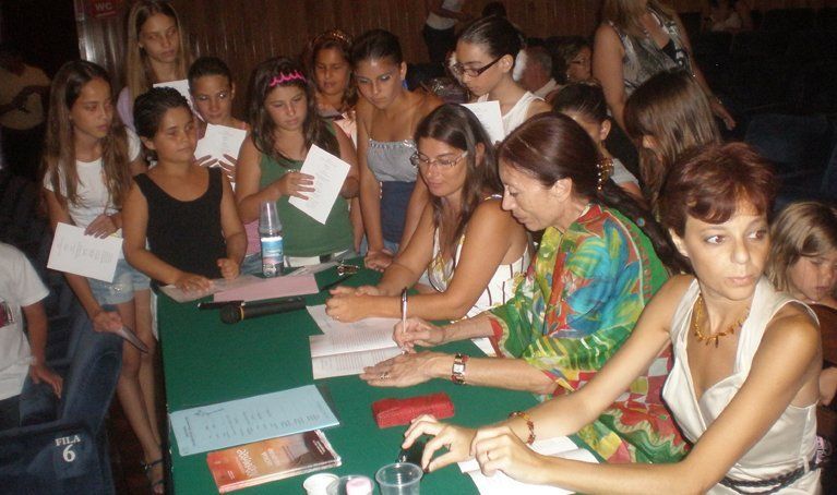 bambini e ragazzi intorno a un tavolo