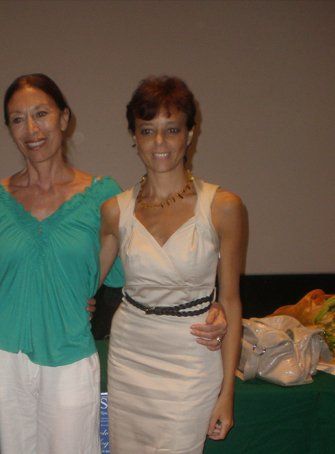 due signore sorridenti