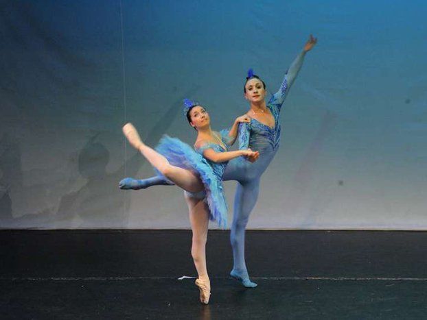 due ragazzi durante uno spettacolo di danza