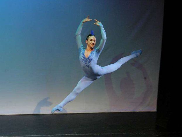 una ballerina durante un salto in aria