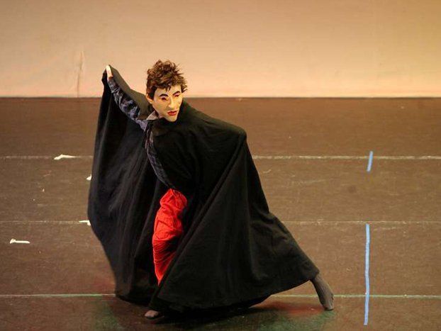 un ballerino travestito da dracula