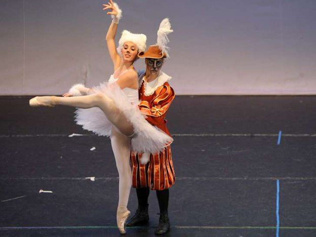 due ballerini durante una performance