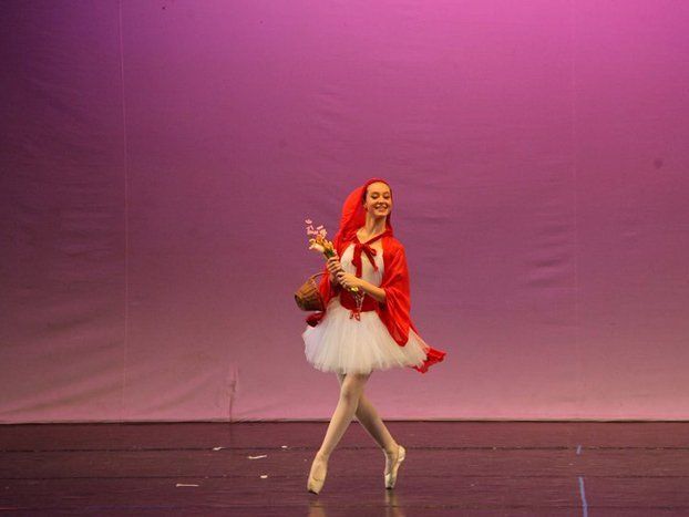 ballerina travestita da cappuccetto rosso