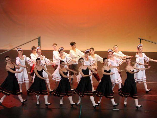 vari giovani durante spettacolo di danza