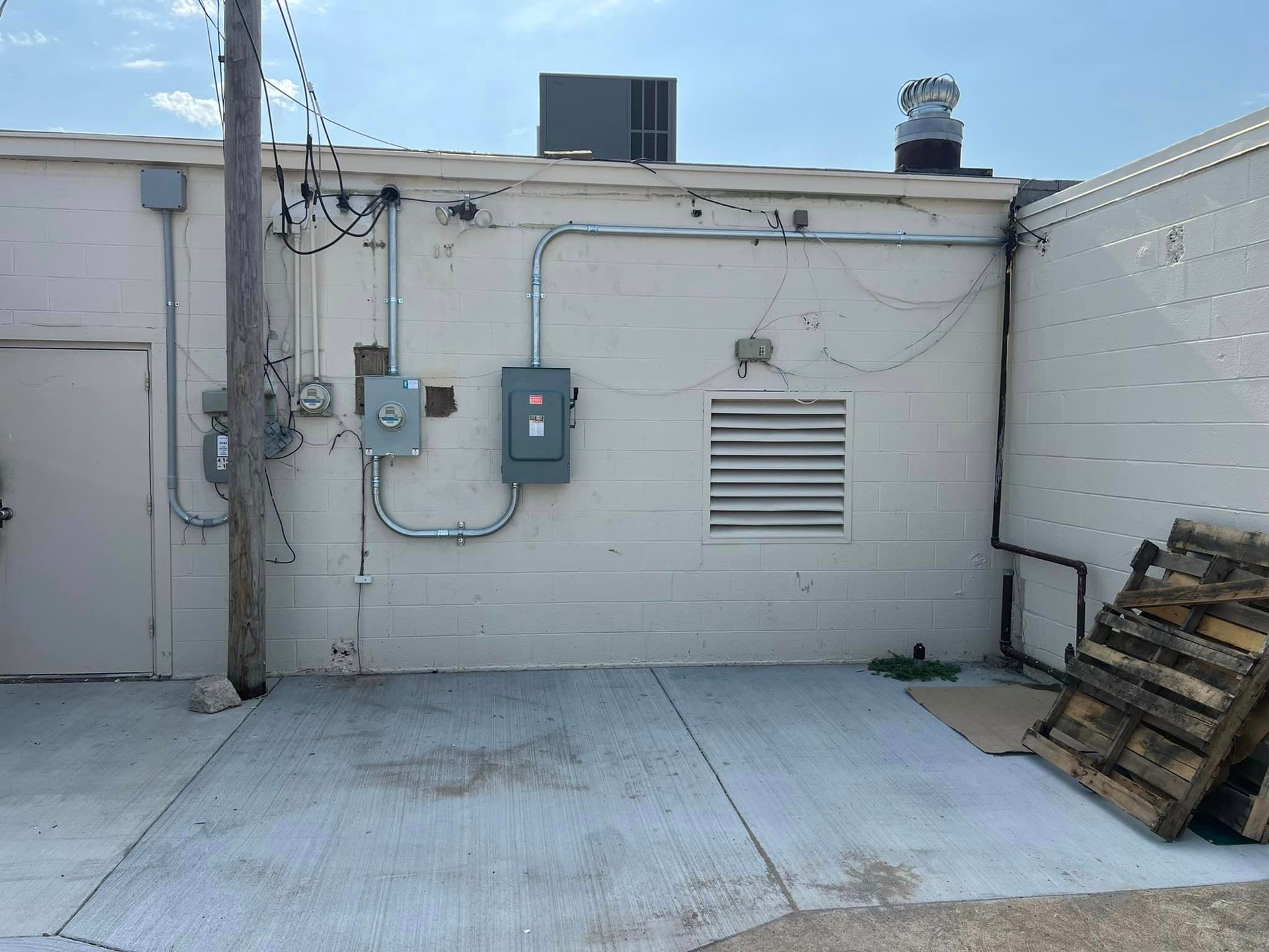 A building with a lot of electrical wires on the side of it.