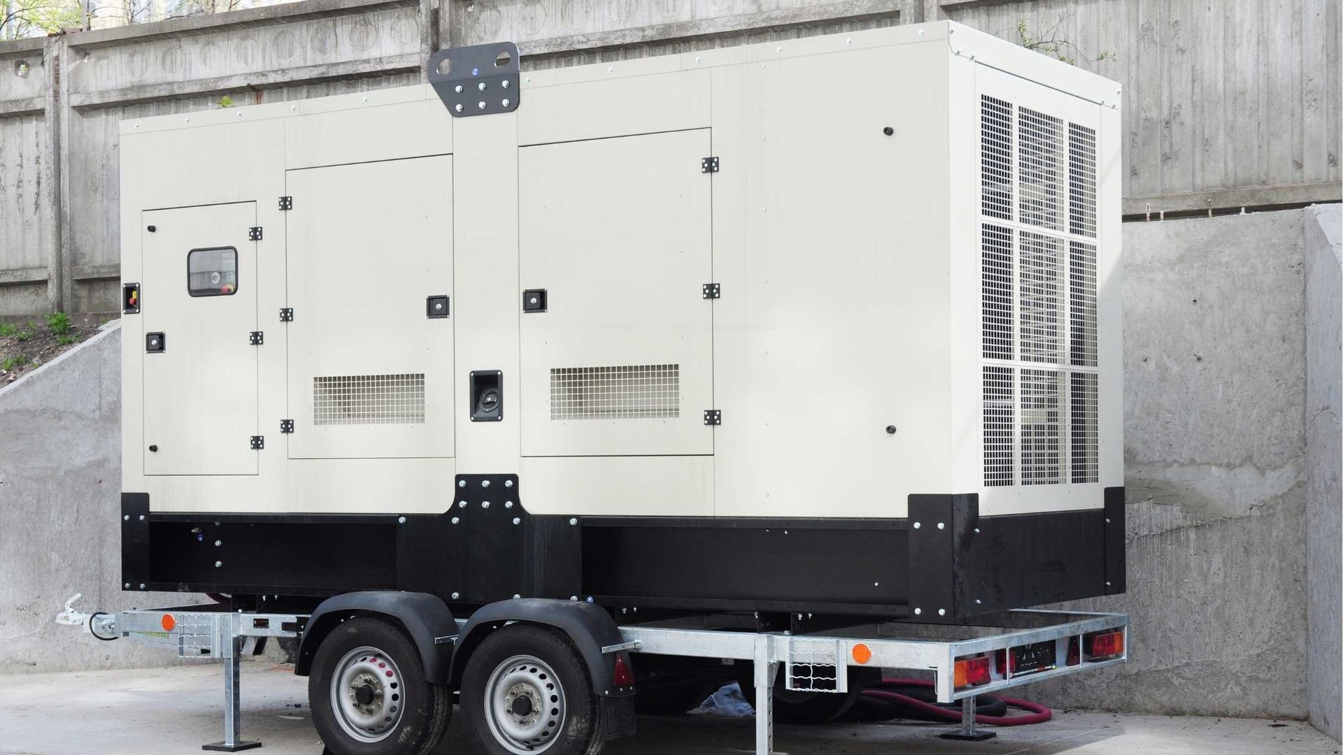 A large generator is sitting on top of a trailer.