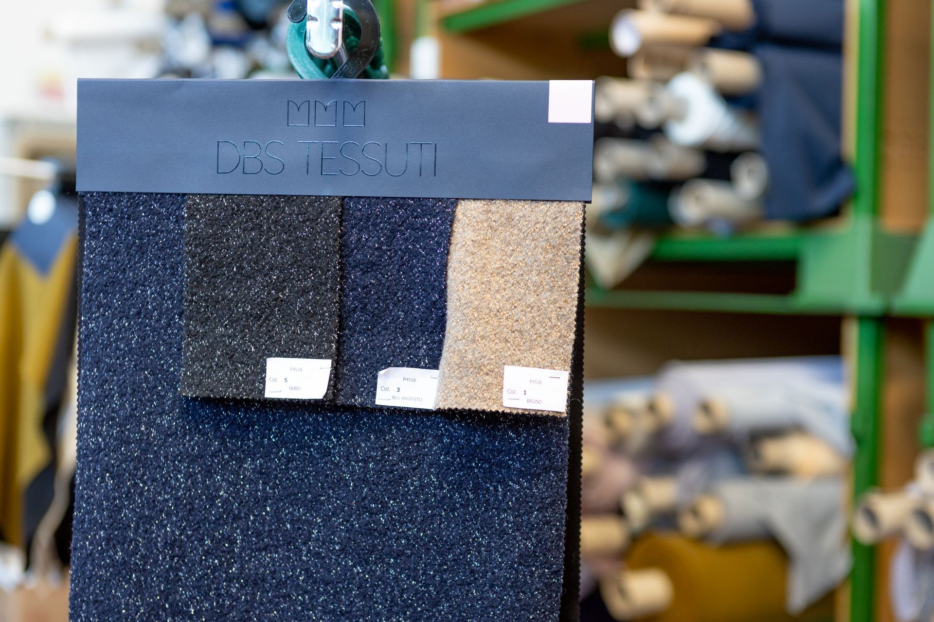 campionario di tessuti dai diversi colori
