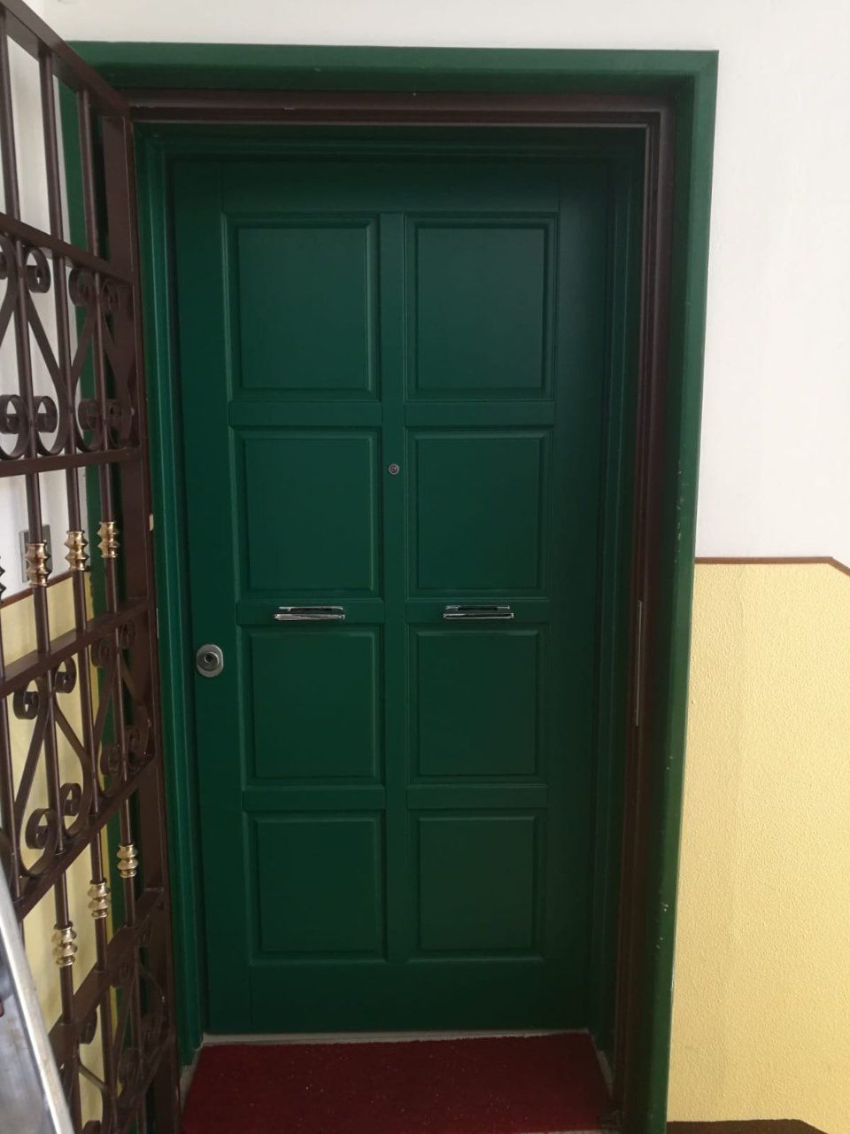 Porta in legno verde scuro